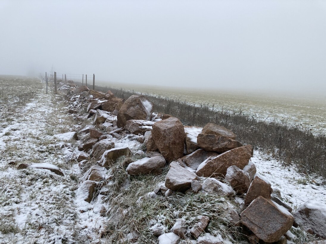 Steinrücken im Winter mit Schnee