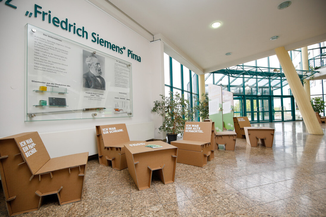 Sitzgruppe der Wanderausstellung Ökobilanz